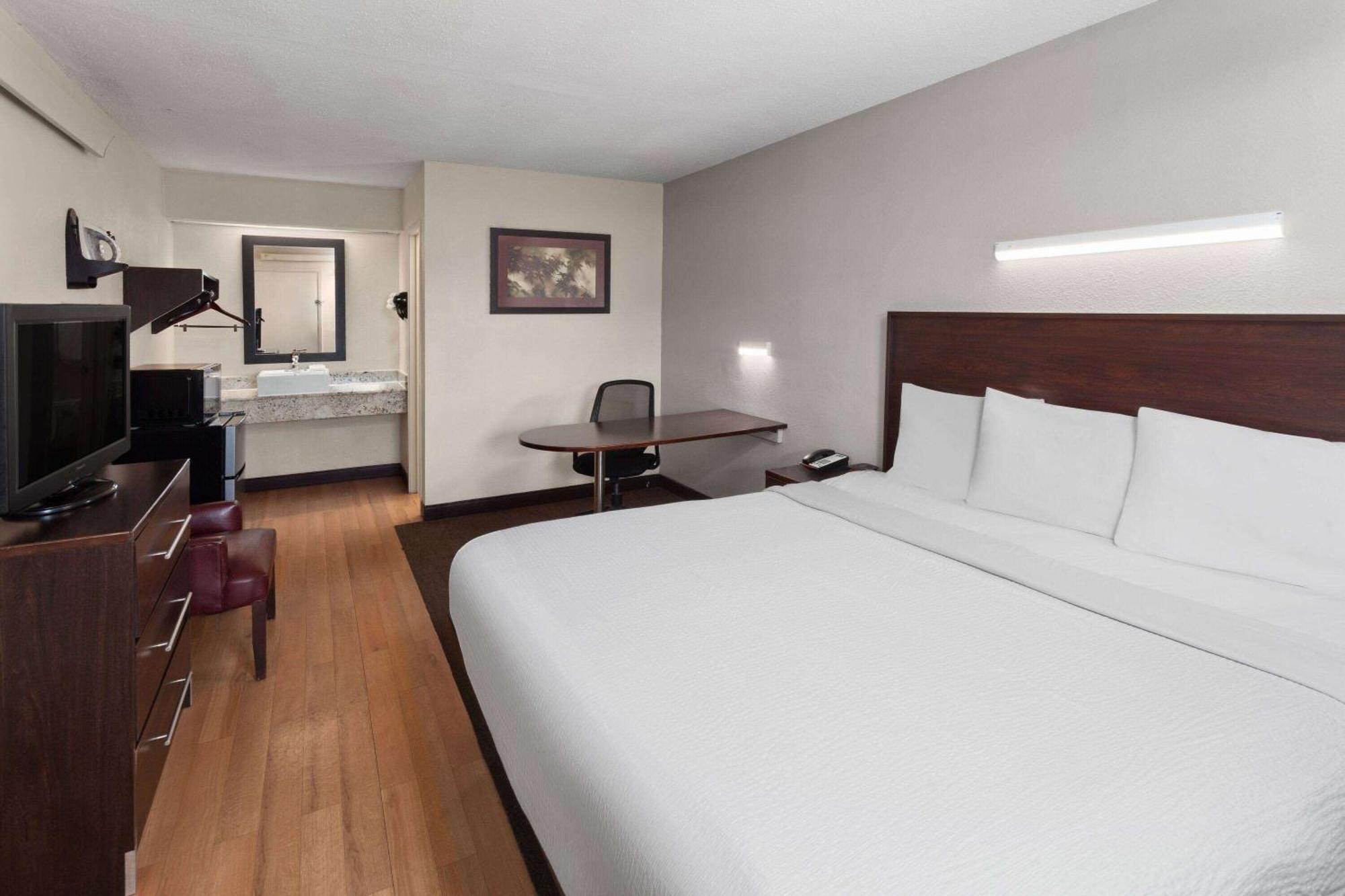 Travelodge By Wyndham Peoria Exterior photo